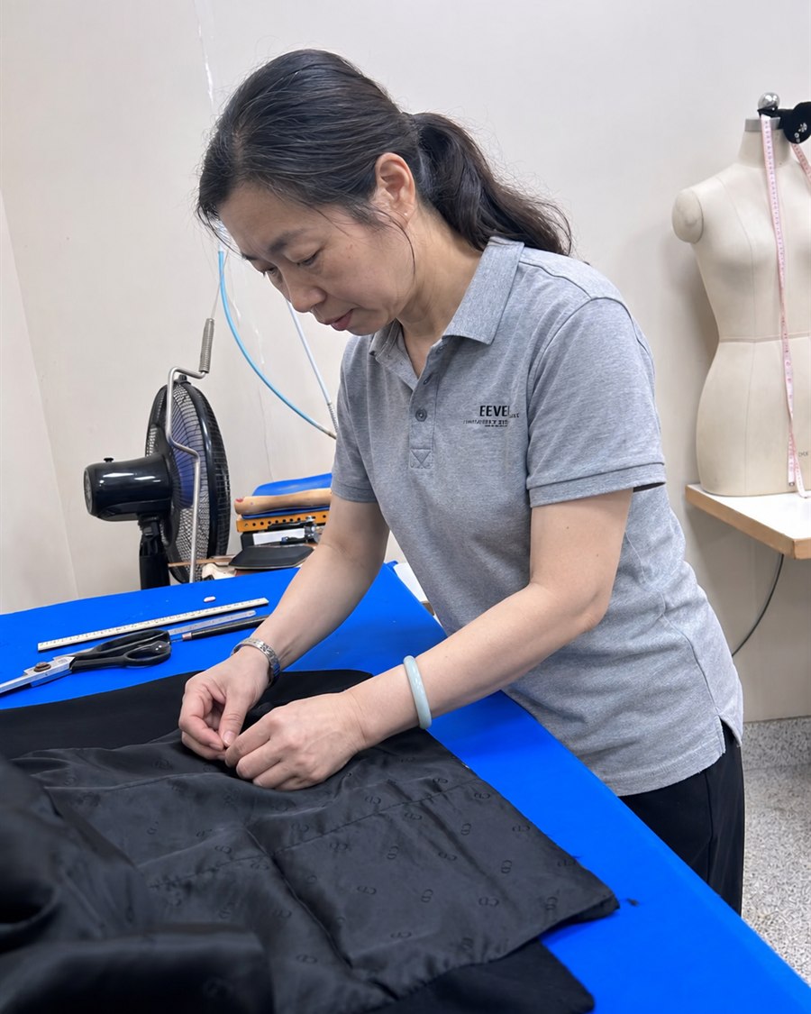 Wang Guiju، مختصة الخياطة والتشطيب في CosLoom.