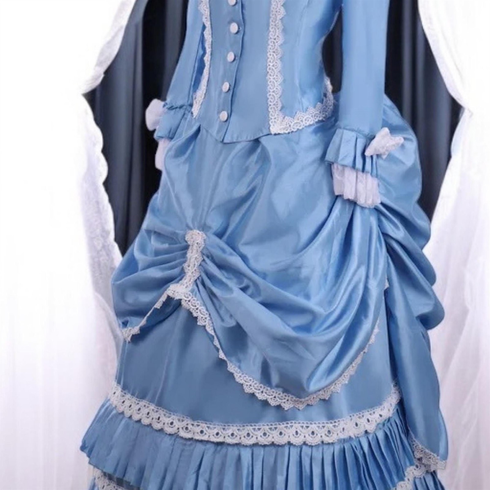 A fantasy court cosplay with pearl ornament, sculptural crown, and European architecture.